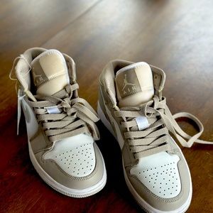 Nike Air Jordan 2022 new without tags 4.5 women college grey and white